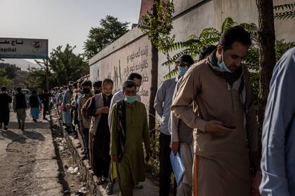 Filas para obtenr el pasaporte en Kabul (Jim Huylebroek/The New York Times)