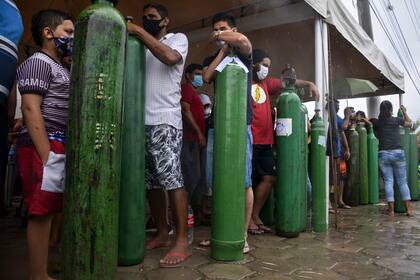 Filas para rellenar tanques de oxígeno en Manaos, Amazonas