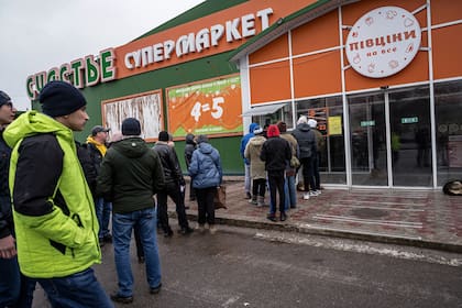 Filas para retirar dinero en Schastia, en el este de Ucrania. (Lynsey Addario/The New York Times) 