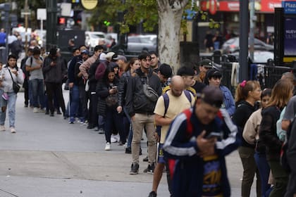 Filas para tomar colectivos en la zona de la estación Once