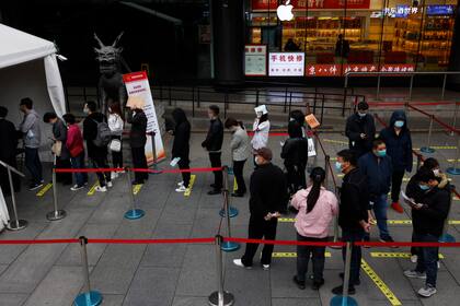 Filas para vacunarse en un centro comercial en Pekín