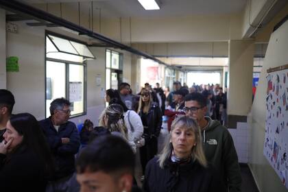 Filas para votar en la escuela Delpini, en Lugano