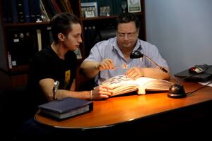 Filatelia Chiavello, Carlos y su hijo en el local de la galeria situada en Maipu al 400