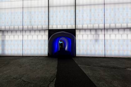 Por una manga, como salen los jugadores a la cancha, se ingresa al espacio argentino en la Filbo