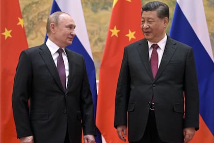 El presidente chino, Xi Jinping, a la derecha, y el presidente ruso, Vladimir Putin, hablan durante su reunión en Beijing, el 4 de febrero de 2022. China es el único amigo que podría ayudar a Rusia a mitigar el impacto de las sanciones económicas por su invasión a Ucrania. , pero el gobierno del presidente Xi Jinping no da señales de que esté dispuesto a arriesgar su propio acceso a los mercados de EE. UU. y Europa haciendo demasiado.