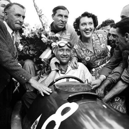 Primer título. Juan Manuel Fangio festeja en Reims (triunfo compartido con Luigi Fagioli) su segunda victoria en 1951, camino a la obtención de la primera de sus cinco coronas mundiales