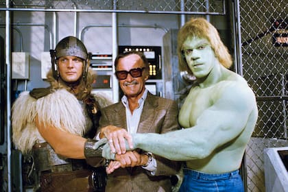 FILE - In this May 9, 1988, file photo, comics impresario Stan Lee, center, poses with Lou Ferrigno, right, and Eric Kramer who portray The Incredible Hulk and Thor, respectively, in a special movie for NBC, The Incredible Hulk Returns, May 9, 1988, Los Angeles, Calif. Comic book genius Lee, the arc