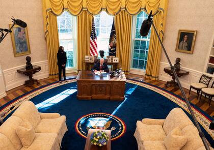 FILE -- President Joe Biden signs executive actions in the Oval Office on Jan. 28, 2021, as Vice President Kamala Harris looks on. While aides say Biden is quick to demonstrate his displeasure, he is also prone to displays of unexpected warmth. (Doug Mills/The New York Times)