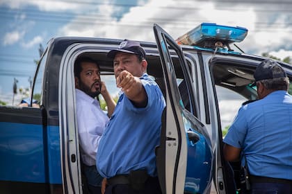 Félix Maradiaga, al ser detenido por la policía en Managua