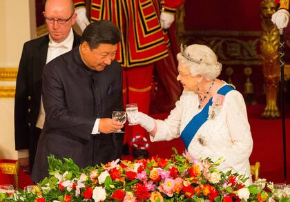 FILED - 20 October 2015, United Kingdom, London: Chinese President Xi Jinping and Queen Elizabeth II attend a state banquet at Buckingham Palace. Queen Elizabeth II, the longest reigning monarch in British history, has died at Balmoral, Scotland, at the age of 96. Photo: Dominic Lipinski/PA Wire/dpa