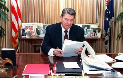 (FILES) El presidente de los Estados Unidos Ronald Reagan decidió implementar una política de "tolerancia cero" para las drogas en el Ejército luego del accidente en el USS Nimitz (Photo by MIKE SARGENT / AFP FILES / AFP)