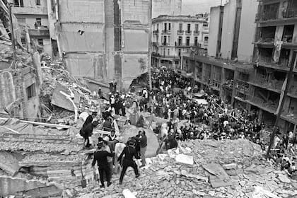 Las tareas de rescate en el edificio de la AMIA tras el ataque, el 18 de julio de 1994