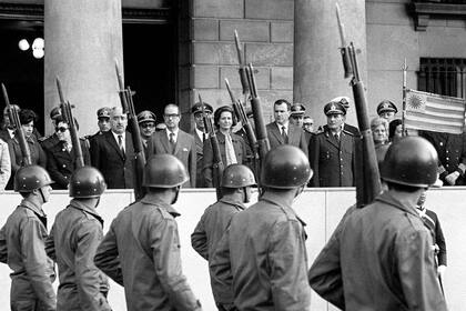 Fotografía tomada el 23 de septiembre de 1973 del expresidente uruguayo (1971-73) y dictador (1973-76) Juan María Bordaberry (2do-R) y funcionarios durante un desfile militar frente a la casa de gobierno en Montevideo. El próximo 27 de junio de 2013 se cumplen 40 años del golpe de Estado que duró hasta 1985. AFP FOTO/PANTA ASTIAZARAN URUGUAY OUT- GETTY