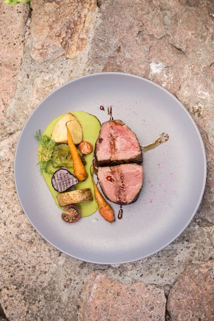 Filet mignon, cremoso de arvejas y vegetales babies orgánicos.