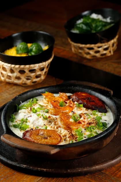 Filete de pirarucú a la parrilla con salsa de nueces del Brasil, plátano macho y camarones rosados: un plato del menú del restaurante Casa do Saulo