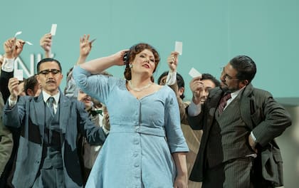 Filipcic Holm en La viuda alegre, donde encarna al personaje del título, transportado a la década del 50 por la puesta de La Fenice