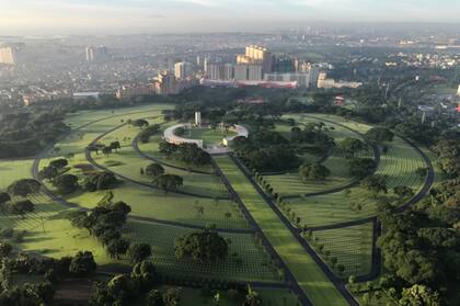 Filipinas tiene una creciente industria que se denomina BPO (Business Process Outsourcing). Sus habitantes son apreciados para el trabajo porque tienen buena predisposición, buena actitud, hablan muy bien inglés, entre otros idiomas.