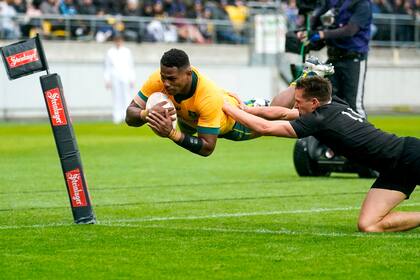 Filipo Daugunu "vuela" al try para los Wallabies, que estuvieron a punto de vencer a los All Blacks en Wellington