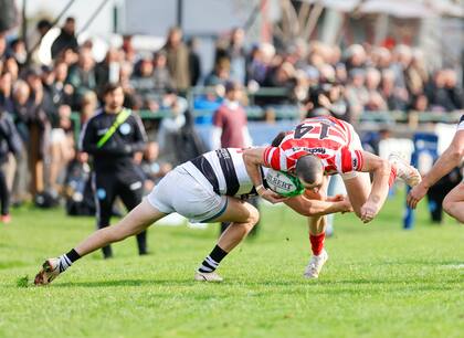Filippo Testoni es alcanzado por el tackle de Jerónimo Solveyra, que lo hace caer; en contraste, Alumni fue claramente superior en su cancha a CASI.