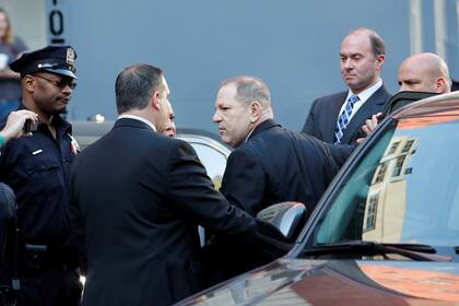 Film producer Harvey Weinstein arrives at the 1st Precinct in Manhattan in New York, U.S., May 25, 2018. REUTERS/Mike Segar