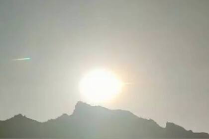 Filman una enorme bola de fuego cayendo desde el cielo en China