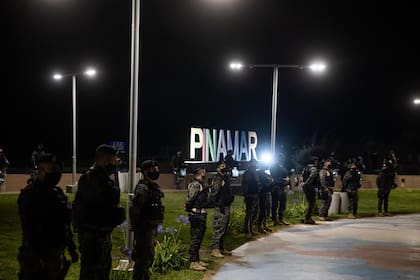 Más de 30 agentes del grupo especial U.T.O.I formaron un cordón policial para impedir que la gente bajara a la playa en el centro de Pinamar