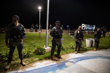 Más de 30 agentes del grupo especial U.T.O.I formaron un cordón policial para impedir que la gente bajara a la playa en el centro de Pinamar
