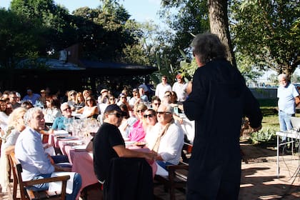 Fin de fiesta. Dotto, el domingo, agradeciendo a sus invitados por haberlo acompañado el fin de semana. "La vida es corta y hay que pasarla lo mejor que podamos: con amigos y felicidad", les dijo. 