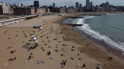 Fin de semana largo en las playas de Mar del Plata
