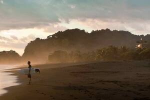 Fin de tarde en Jacó, playa surfista por excelencia en Costa Rica.