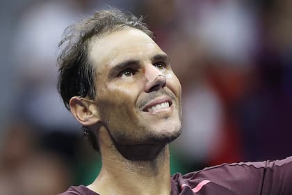 Final con sonrisas para Rafael Nadal, con un apósito en la nariz luego de la victoria sobre Fognini para avanzar a la tercera rueda del US Open