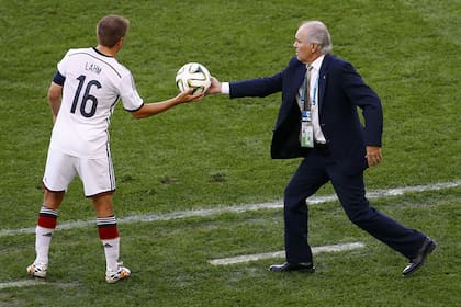 Final de Brasil 2014, lateral para Alemania y Alejandro Sabella le alcanza la pelota a Lahm; sería el último partido de ambos en sus selecciones