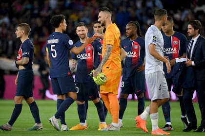 Final de dos temporadas para Messi en París: Leo se saluda con compañeros y rivales, y poco más.