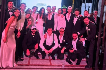 Final de fiesta. Al día siguiente de la boda, los novios junto a la mamá y el padrastro de Sofía viajaron a Bariloche, donde los Born tienen su casa, para mostrarles a los familiares australianos de Zach la belleza de la Patagonia argentina.