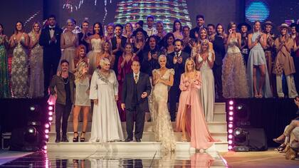Final de fiesta. Las modelos posan junto al organizador del evento y así termina una edición más de Mar del Plata Moda Show
