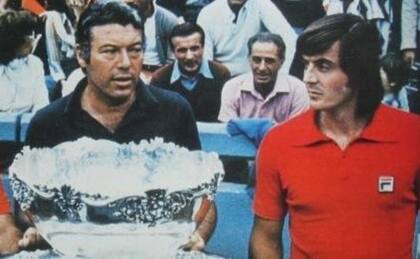Final de la Davis 1976 ante Chile: Nicola Pietrangeli y Adriano Panatta, que lució una camiseta roja en repudio del gobierno de Pinochet