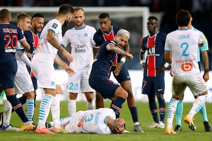 En septiembre de 2020, Marsella venció por 1 a 0 al club parisino en un encuentro cargado de peleas y agresiones. Cinco jugadores (entre ellos los argentinos Leandro Paredes y Darío Benedetto; uno por bando) fueron expulsados