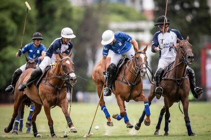 Gonzalo Pieres (h.) avanza atorado por Mac Donough y Stirling.