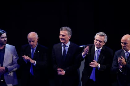 El saludo de todos los candidatos al final del debate