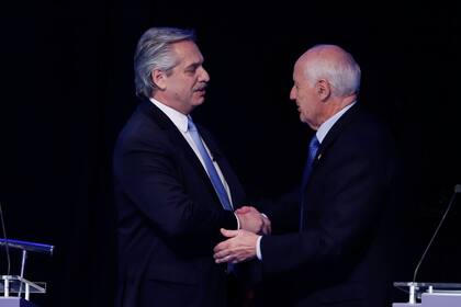 Alberto Fernández se saluda con Roberto Lavagna al final del debate