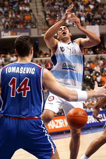 Hugo Sconochini, entonces capitán argentino, recibió una falta no cobrada cuando se aprestaba a anotar un doble en el minuto final del partido decisivo de Estados Unidos 2002; Yugosalvia empató, alcanzó a ir al alargue y terminó ganando por 84-77 en su último mundial, antes de dividirse en varios pa