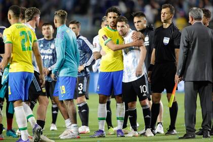 Final del partido: Marquinhos y Messi, compañeros en PSG, abrazados tras el clásico