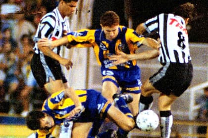 De hacha y tiza, así fue el segundo partido de la final que remontó Rosario Central con un 4-0 en Arroyito, para alcanzar la definición por penales; Graff y Cristian Daniele en un enredo de piernas.