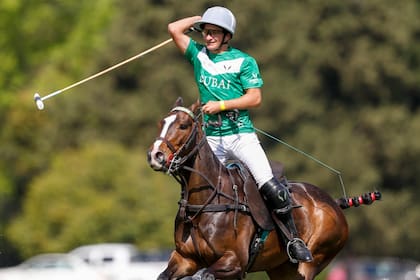 ¿Finalización del swing o festejo de Camilo Castagnola? El delantero de La Natividad convirtió 13 veces en el 18-10 contra La Irenita II en el primer partido de Tortugas.