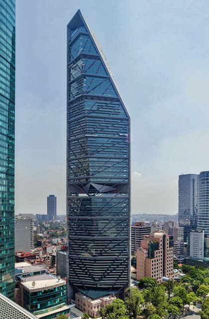 Finalizada en 2016, la Torre Reforma se alza a 807 metros sobre el nivel del mar, junto a una casona de otro siglo