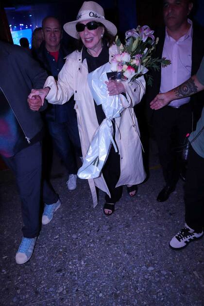 Finalizada la función, Borges se retiró del teatro envuelta en flores y aplausos, con todo el cariño del público