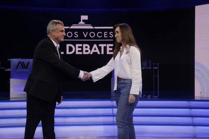Finalizado el debate de vicepresidentes, Agustín Rossi y Victoria Villarruel estrecharon sus manos