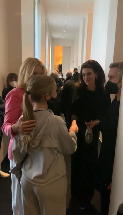 Finalizado el desfile se encontraron con Anne Hathaway, quien –según reveló papá Alejandro Gravier– elogió mucho el look de Taína. "Sos la mejor vestida", se la escucha decir a la actriz de Hollywood en el video que filmaron del encuentro.