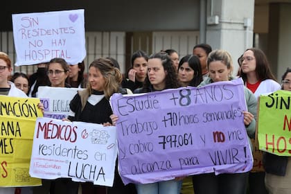 Finalizó la asamblea en el Hospital Garrahan y hablaron los residentes en la puerta del establecimiento