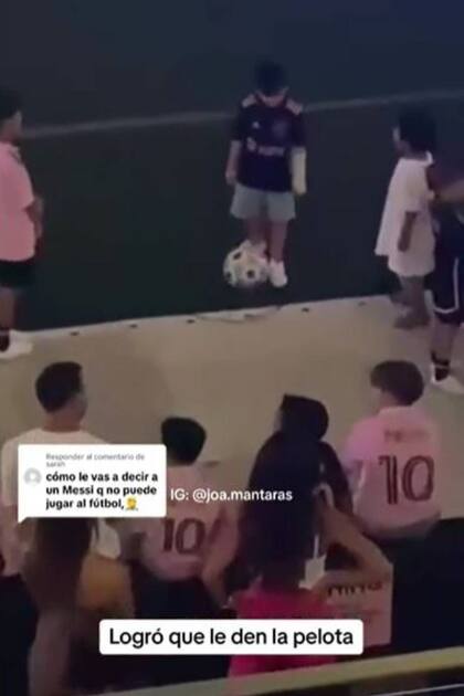 Finalmente, Ciro Messi logró que le dieran la pelota y se puso a jugar mientras en el estadio del Inter Miami sonaba una versión refinada de "Muchachos" y su mamá, Antonela Rocuzzo, lo miraba desde afuera